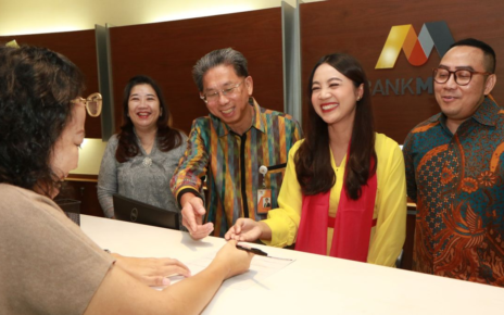Dirut Bank Mega Sapa dan Layani Nasabah di Hari Pelanggan Nasional