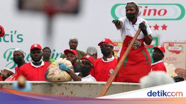Aksi Koki Nigeria Masak Nasi Jollof Raksasa Demi Rekor Dunia