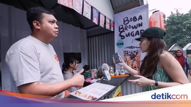 Dukung UMKM,  Ayu Ting Ting Jajan Bakso dan Soto Mie Gerobakan