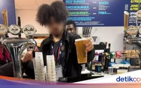 Viral! Pegawai Bar di Stadion Etihad Nekat Pakai Jersey Manchester United