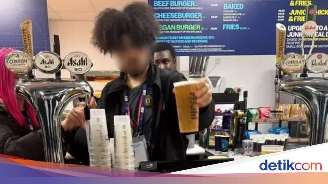 Viral! Pegawai Bar di Stadion Etihad Nekat Pakai Jersey Manchester United