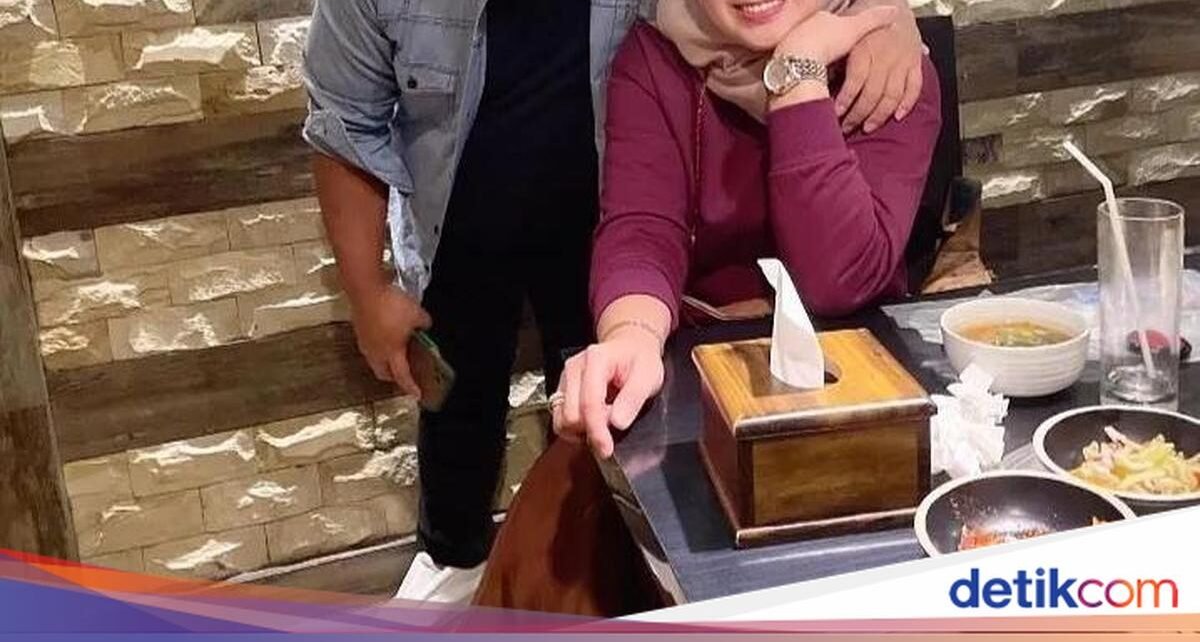 Doyan Jajan! Komedian Bedu Ngemil Siomay Pink hingga Kue Putu