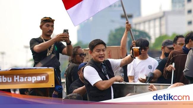 Bobon Santoso Bagi-bagi 2.000 Nasi Bungkus Gratis saat Aksi Damai di DPR RI
