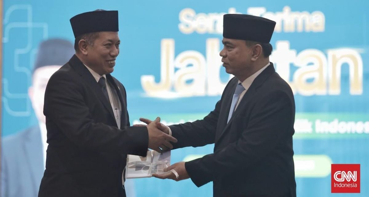 Momen Budi Arie Serahkan Jabatan Menkop ke Ferry Juliantoro