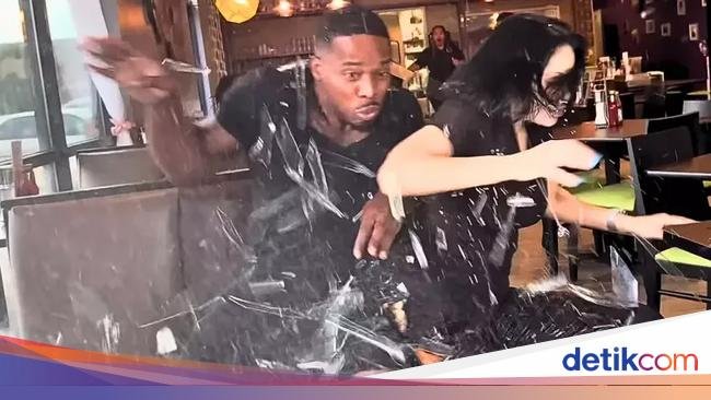 Buntut Insiden Ditabrak Mobil Saat Review, Vlogger Tuntut Resto Rp 16,5 M!