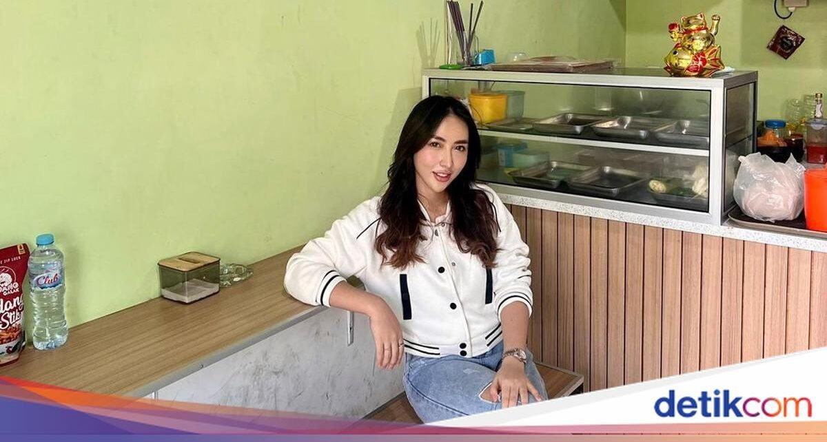 Potret Cece Donna, Penjual Sambal Penyetan Cantik di Surabaya