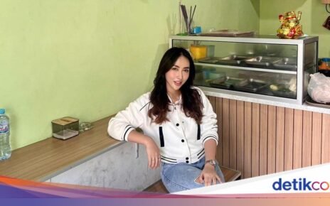 Potret Cece Donna, Penjual Sambal Penyetan Cantik di Surabaya