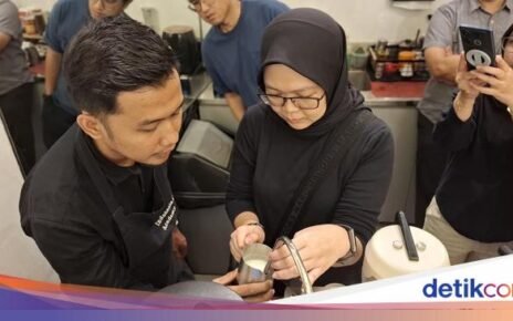 Peserta Coffee Experience Vol.02 Antusias Pelajari Teknik Latte Art dan Manual Brew