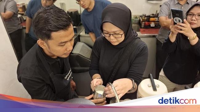 Peserta Coffee Experience Vol.02 Antusias Pelajari Teknik Latte Art dan Manual Brew