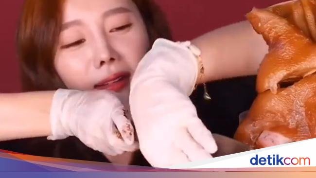 10 Aksi Nekat Vlogger Mukbang Ekstrem, Makan Kepala Babi hingga Ular