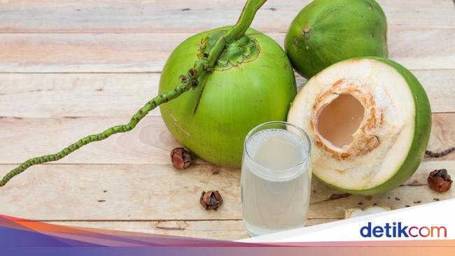 Suka Minum Air Kelapa? 6 Kelompok Ini Justru Harus Batasi Konsumsinya