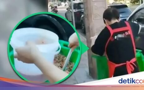 Jadi Sorotan, Aksi Pegawai Resto Kumpulkan Minyak dari Tempat Sampah