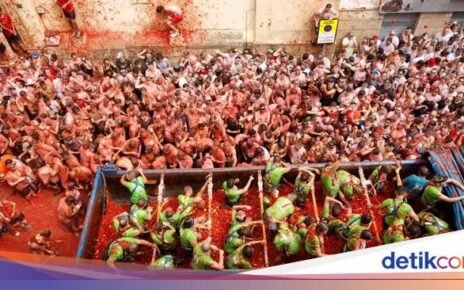 La Tomatina, 'Perang' Lempar Tomat Terbesar di Dunia yang Super Seru!