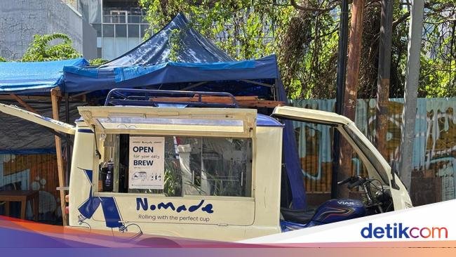 Ada Es Kopi Segar 'Ngumpet' di Tengah Gedung-gedung Sudirman
