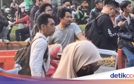 Nekat! Begini Potret Penjual Makanan yang Tetap Dagang di Tengah Demo