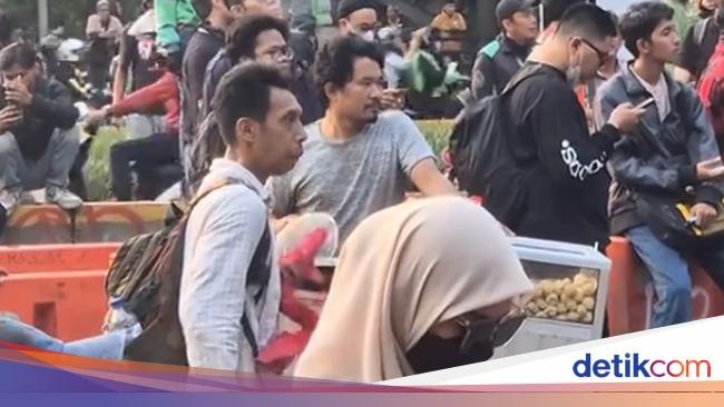 Nekat! Begini Potret Penjual Makanan yang Tetap Dagang di Tengah Demo