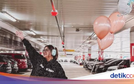 Pindah ke Melbourne, Awkarin Langsung Gas Makan Ramen di Sana