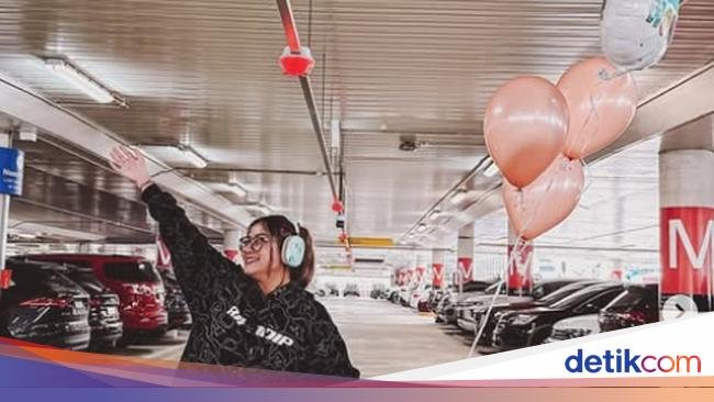 Pindah ke Melbourne, Awkarin Langsung Gas Makan Ramen di Sana