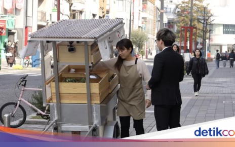 Potret Anak Muda Jepang Jualan Onigiri Gerobakan, Sehari Laku 100 Biji!