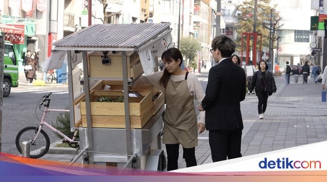 Potret Anak Muda Jepang Jualan Onigiri Gerobakan, Sehari Laku 100 Biji!