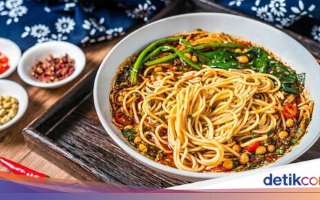 Punya Gelar PhD, Pria Ini Tak Gengsi Jualan Mie Pedas khas Chongqing