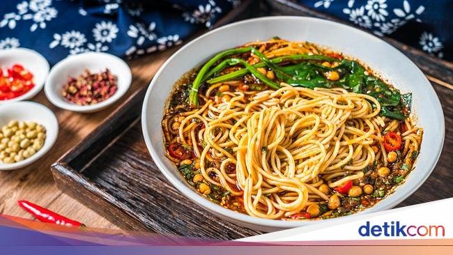 Punya Gelar PhD, Pria Ini Tak Gengsi Jualan Mie Pedas khas Chongqing