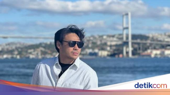 Rob Clinton Hobi Blusukan Makan Soto Legendaris hingga Nasi Warteg