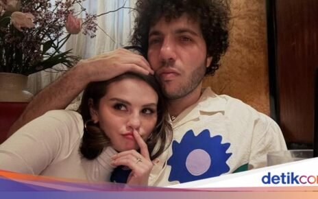 Selena Gomez Kompak Ngopi hingga Makan Bareng Benny Blanco