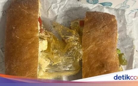 Hiii! Ada Sarung Tangan Plastik Nyangkut dalam Sandwich