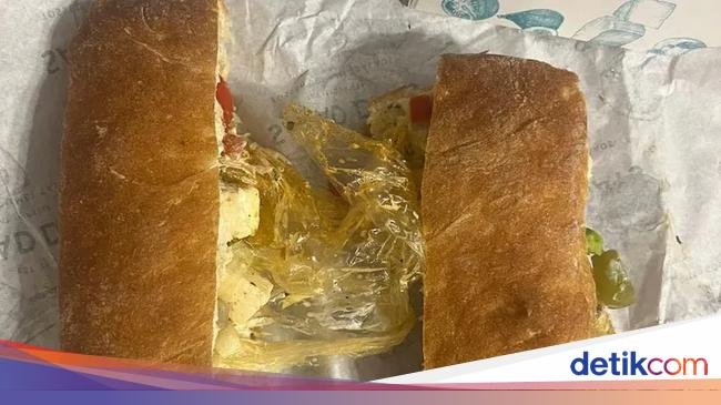 Hiii! Ada Sarung Tangan Plastik Nyangkut dalam Sandwich