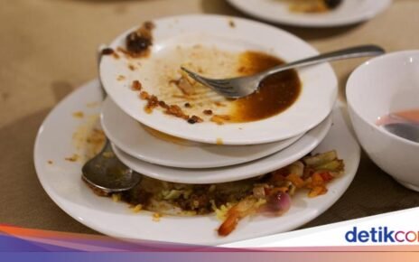 Kebiasaan Beres-beres Meja di Restoran Ternyata Gambarkan Kepribadian Ini