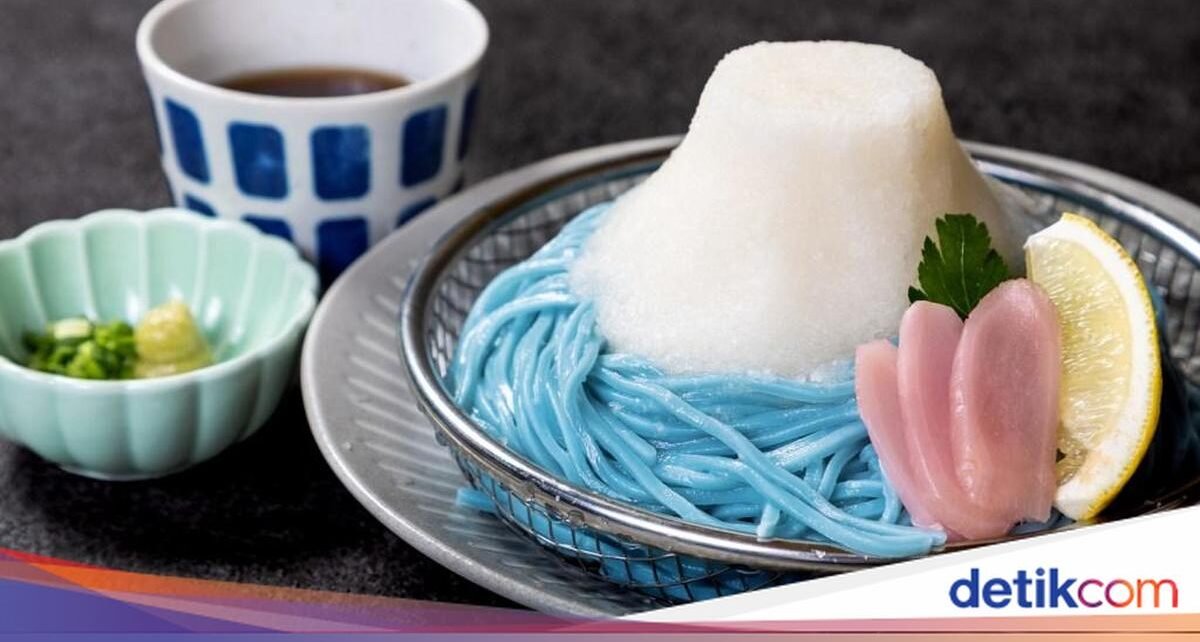 Unik! Udon Biru Bentuk Gunung Fuji yang Tampilannya Cantik