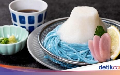 Unik! Udon Biru Bentuk Gunung Fuji yang Tampilannya Cantik