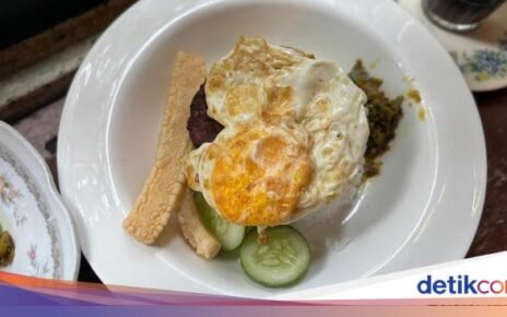 Modal Rp 20.000 Bisa Makan Nasi Burger Enak di Warung Roekoen