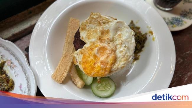 Modal Rp 20.000 Bisa Makan Nasi Burger Enak di Warung Roekoen