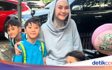 Seru! Zaskia Adya Mecca Piknik Bareng Keluarga di Jepang