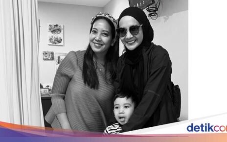 Serunya Zaskia Sungkar saat Kulineran Bareng Keluarga dan Geng Cendols