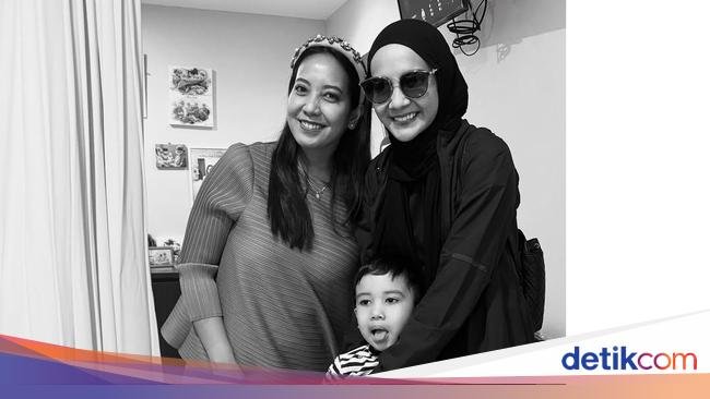 Serunya Zaskia Sungkar saat Kulineran Bareng Keluarga dan Geng Cendols
