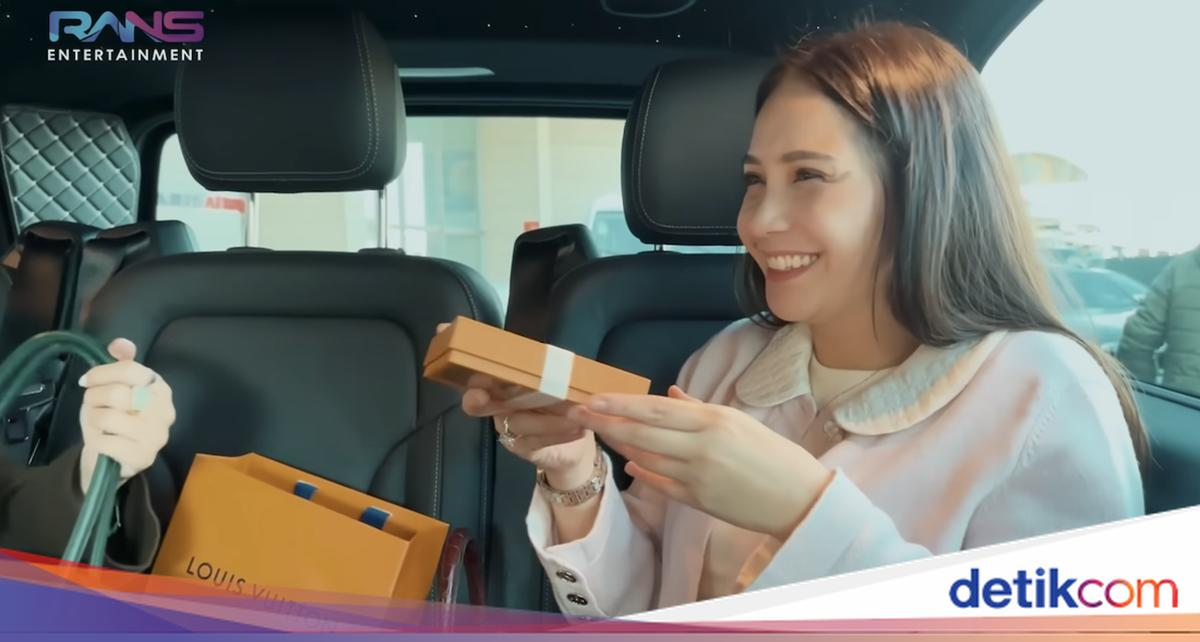 Sultan! Intip Harga Cokelat Louis Vuitton Nagita Slavina Waktu di Paris