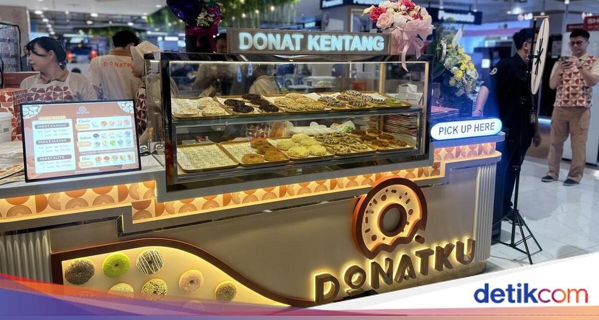 Nyam! Donat Kentang Jadul di Transmart Kokas Punya Topping Sultan