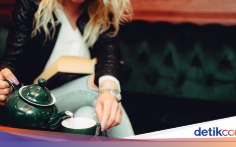Jangan Salah Lagi! Begini Etiket Memegang Cangkir Teh dan Gelas Wine