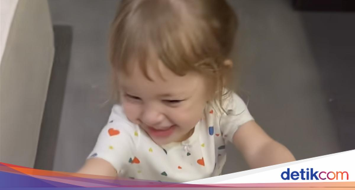 Gemas! Aksi Kamari Review Donat Chewy's Topping Stroberi Favoritnya