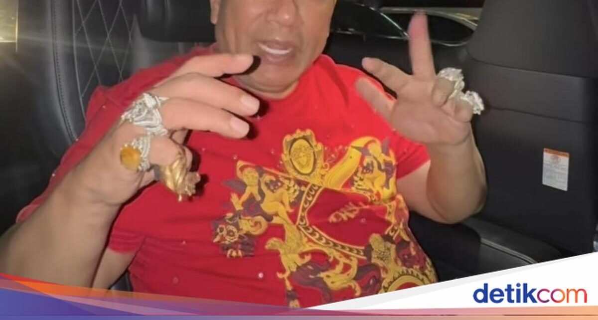 Gaya Santai Hotman Paris Saat Makan di Warung Bebek dan Kulineran di Bali