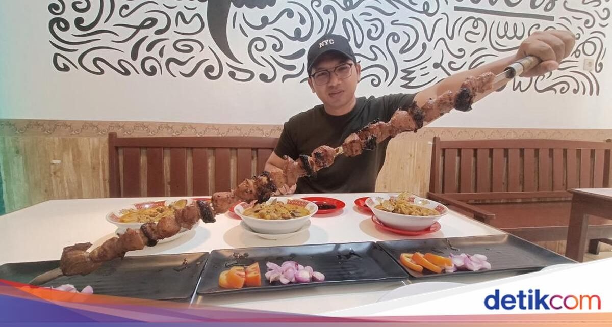 Wow! Ada Sate Jumbo yang Disajikan Pakai Pedang Sepanjang 1 Meter