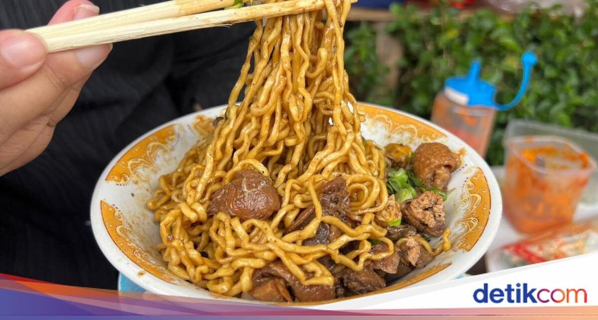 Uniknya Mie Ayam Topping Ati Ampela dan Uritan H. Batong Sejak 1978