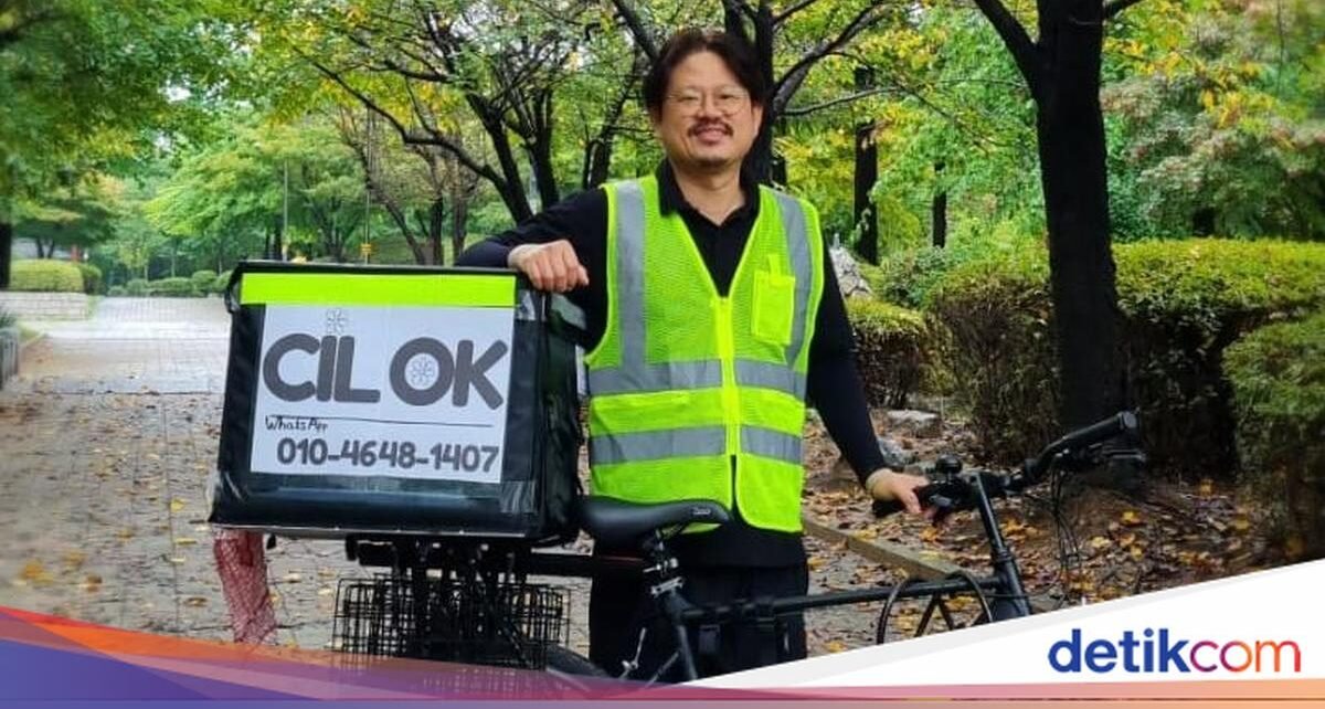 Viral! Pria Korea Jualan Cilok Keliling Naik Sepeda di Ansan