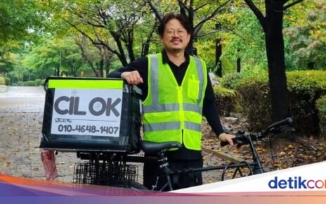 Viral! Pria Korea Jualan Cilok Keliling Naik Sepeda di Ansan