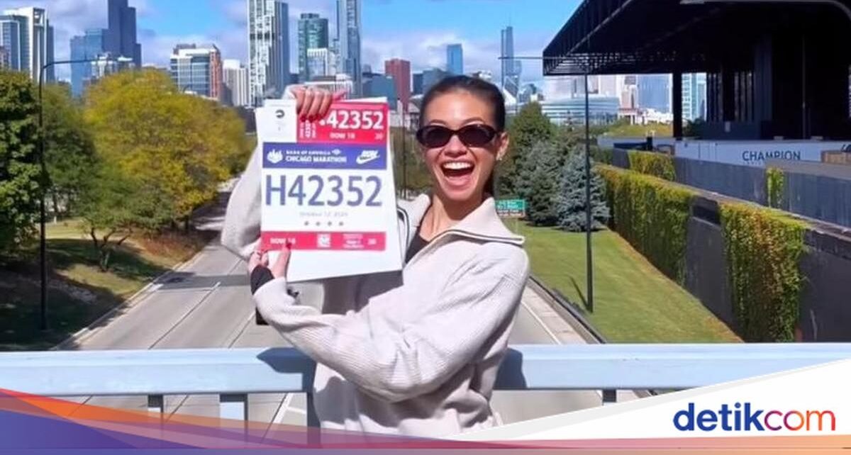 Pesona Yuki Kato Saat Santai di Kafe dan Masak Sayur Bayam