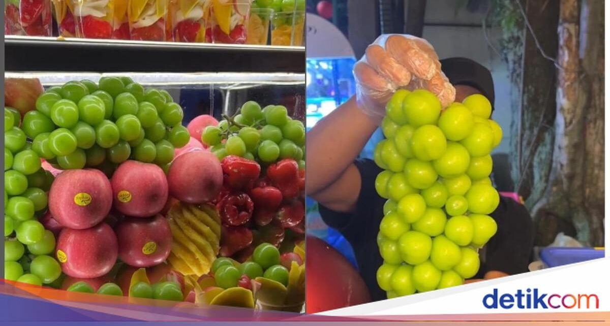 Viral Rujak Kaki Lima Isi Anggur Muscat, Berapa Harganya?