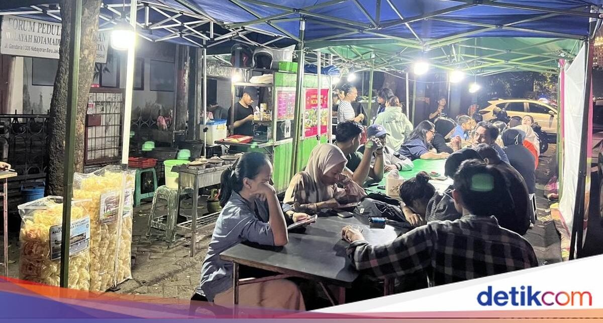 Huaah! Tersengat Pedasnya Sambal Ayam Ngondek yang Viral di Gandaria